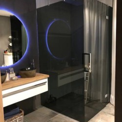 Donker glazen douchewand en douchedeur